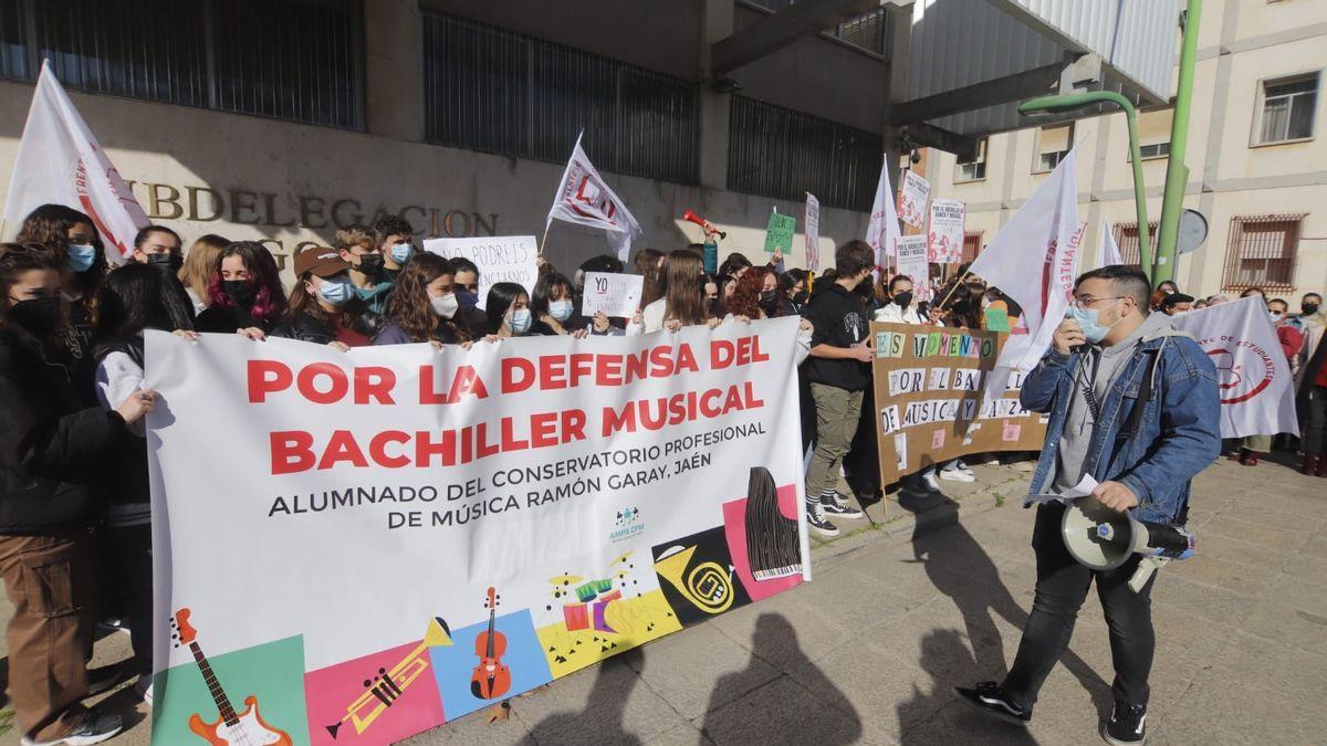 Protesta ante la Subdelegación del Gobierno de los alumnos afectados de Bachillerato Musical