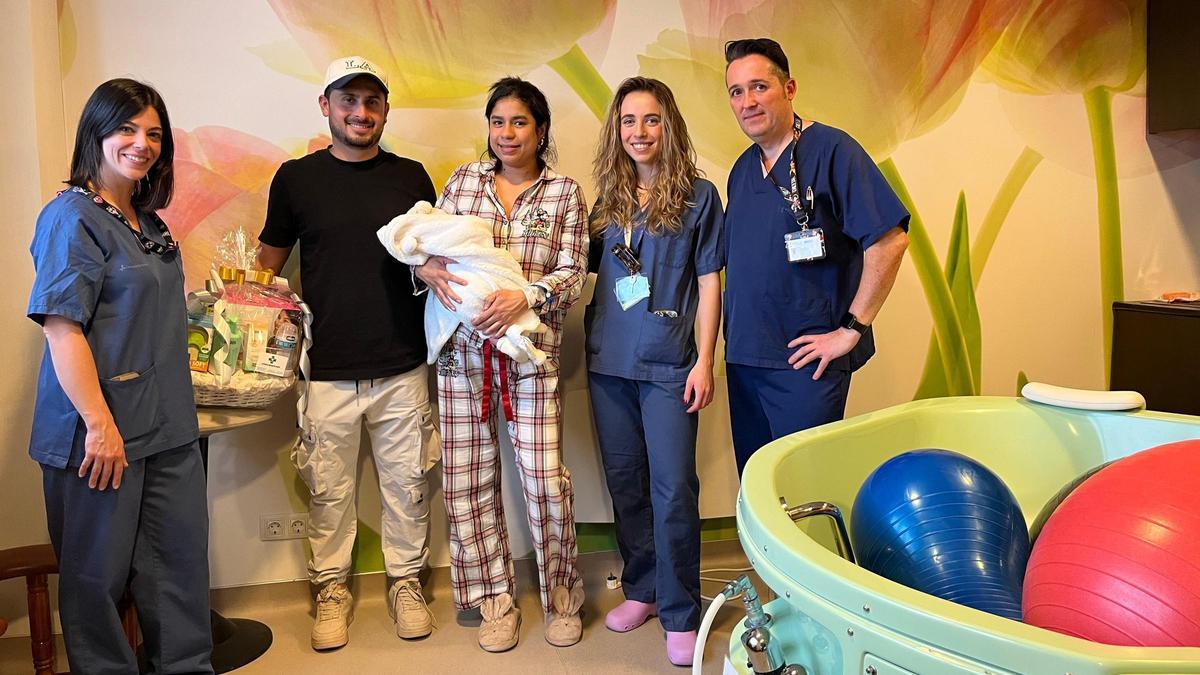 Los padres de Salma con el personal de Maternidad del Hospital de Manises.