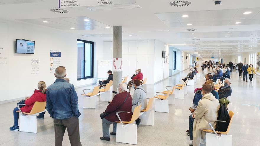 Las listas de espera adelgazan (un poco) en Galicia: 3.000 pacientes menos por consulta y 8 días menos por cirugías