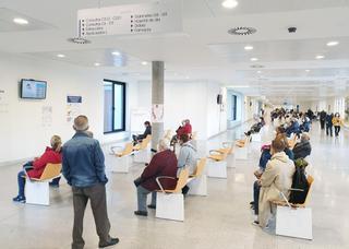 Las listas de espera adelgazan (un poco) en Galicia: 3.000 pacientes menos por consulta y 8 días menos por cirugías
