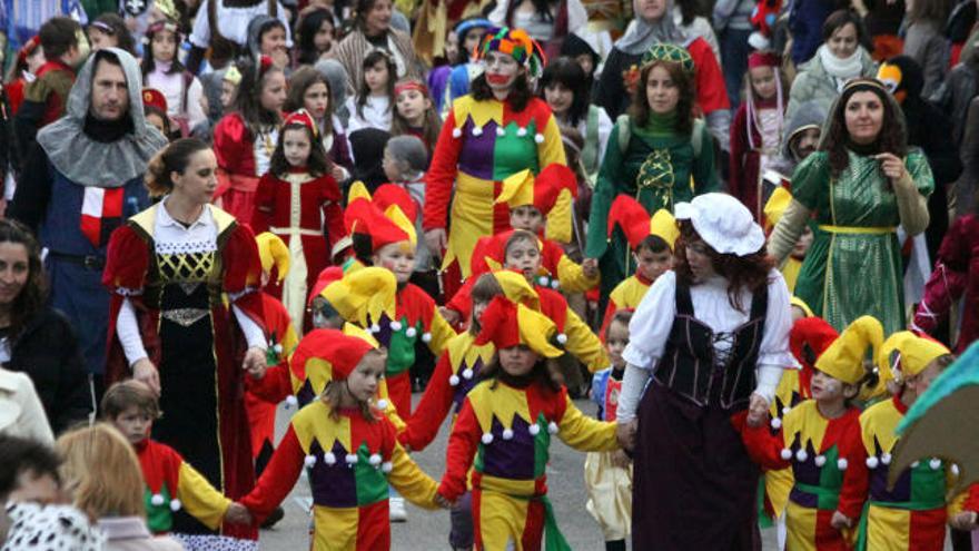 Una de las comparsas participantes, ayer, en el desfile del Carnaval de Porriño.  // A. Hernández