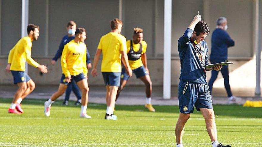 Unai Emery repasa apuntes en el entrenamiento. | EFE/DOMÉNECH CASTELLÓ