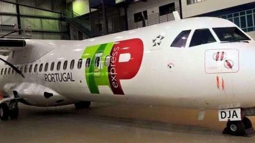 Avión ya rotulado de TAP Express que cubrirá la ruta Vigo-Lisboa a partir de julio. // ATRaircraft
