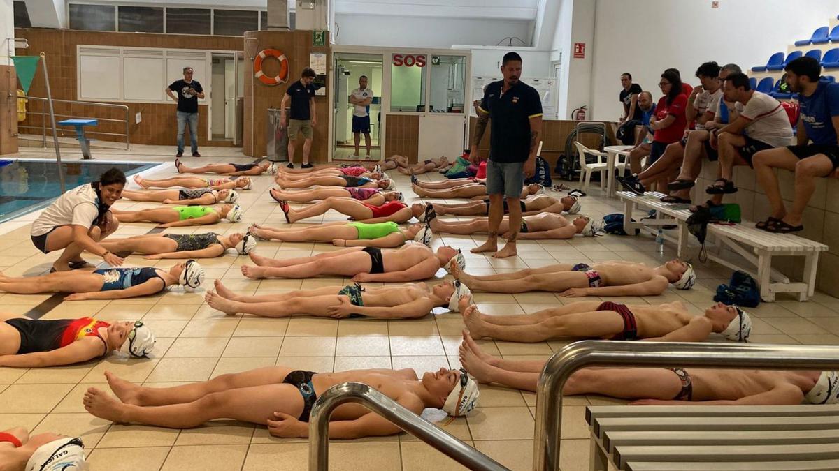 Clase maestra de nado subacuático en Riazor | LA OPINIÓN