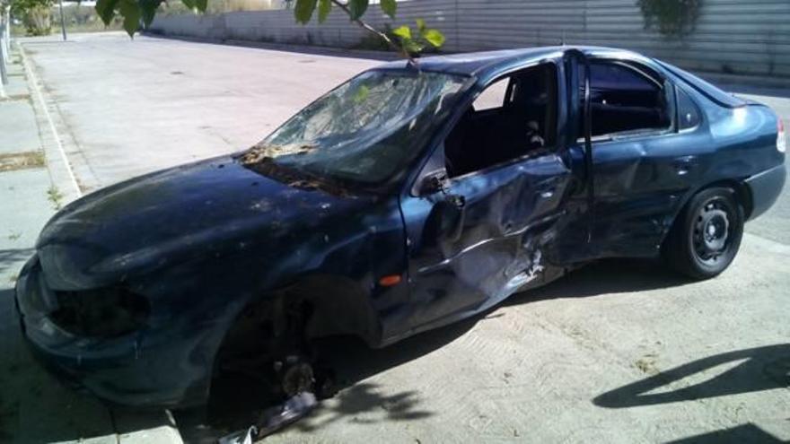 Un coche destrozado a escasos metros del Museo Príncipe Felipe