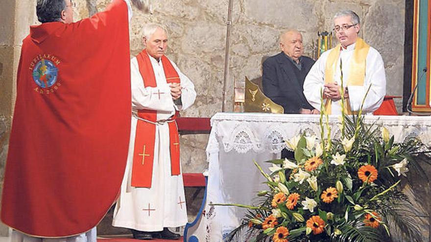 Una ceremonia solemne anterior celebrada en la iglesia parroquial de Pontecesures.  // Iñaki Abella