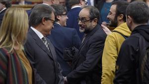 Artur Mas y Antonio Baños se saludan el pasado lunes antes del pleno de constitución del Parlament.