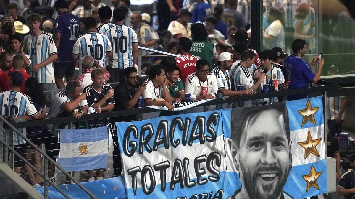Aficionados argentinos antes del partido contra Jordania.