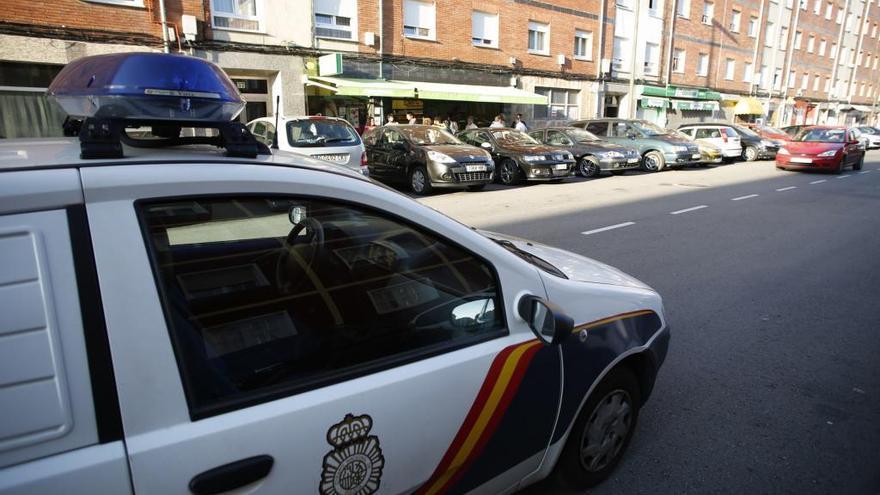 Un coche de la Policía Nacional, ante el supermercado asaltado en Versalles.