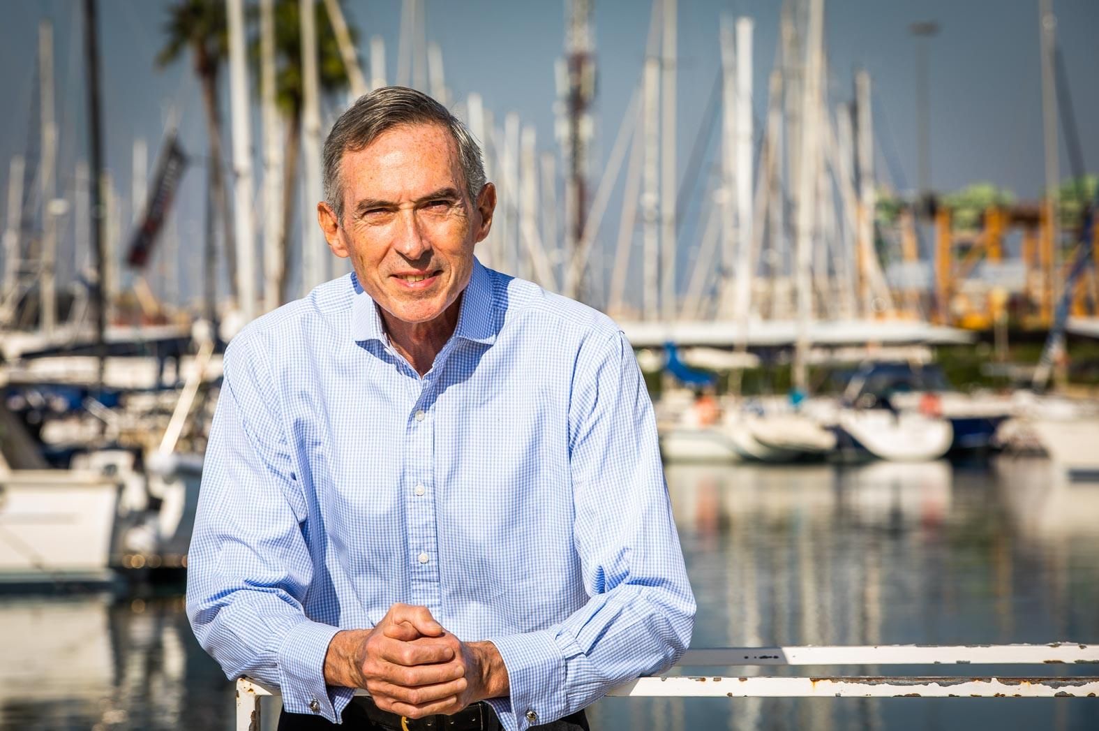 Pepe Martínez David, candidato a la presidencia de la Real Federación Española de Vela, posa en la Marina de València