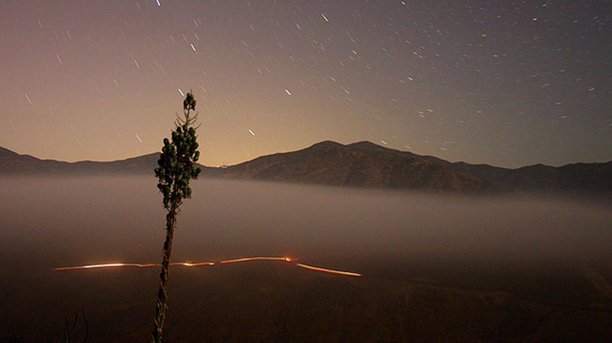 La policia dels Estats Units patrulla durant la nit a la frontera amb Mèxic. A la imatge, l’estela deixada pels llums dels vehicles.