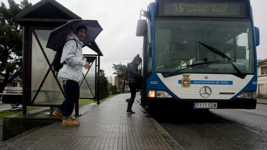 Viajeros tomando un autobús de líneas