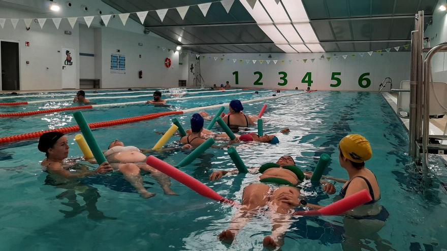 Clases de gimnasia prenatal impartidas en la piscina de Bueu.