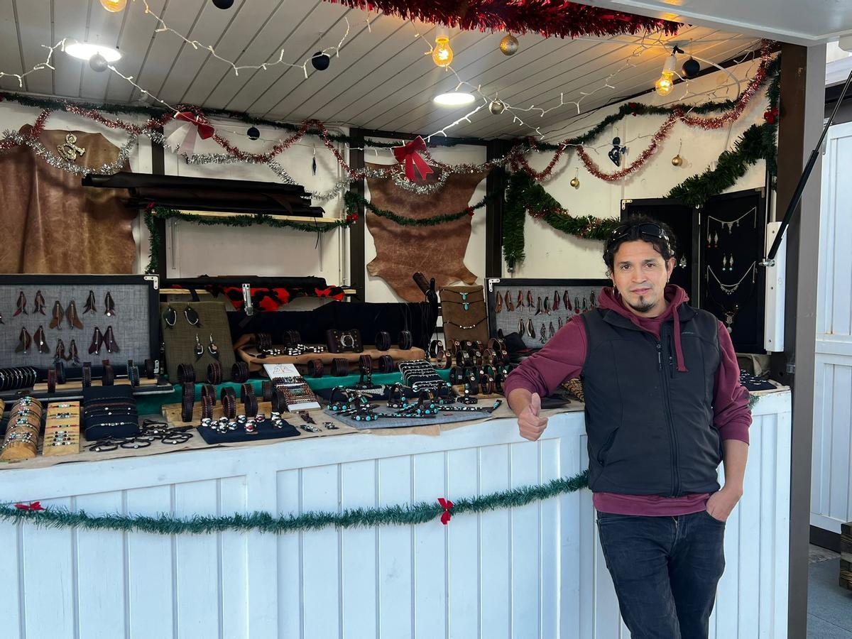 Manuel David en su caseta, donde se pueden encontrar accesorios artesanales de todo tipo.