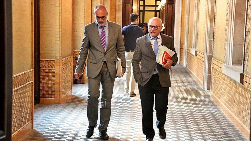 El lletrat major del Parlament, Joan Ridao, i el secretari general de la cambra, Xavier Muro, pels passadissos del Parlament.
