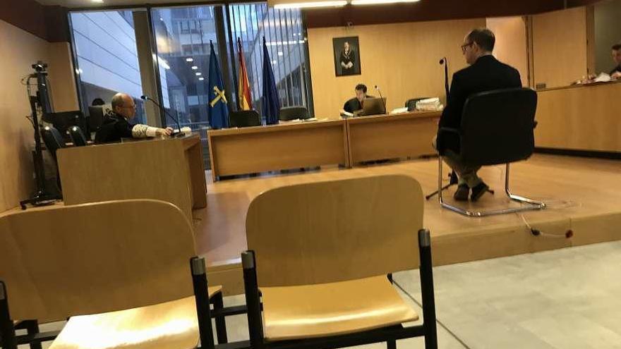 El acusado, de espaldas, durante la celebración del juicio ayer, en Gijón.