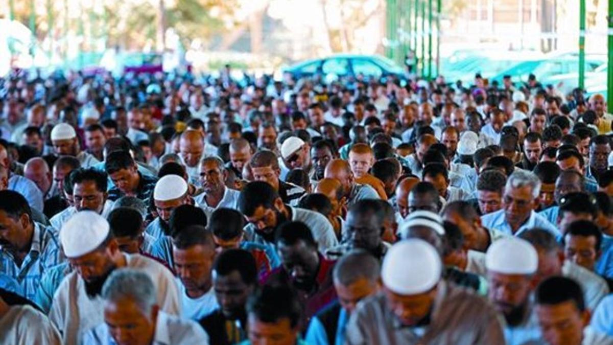 Unos 1.300 musulmanes oran en el parque municipal de los Camps Elisis de Lleida, ayer.