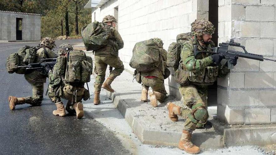 Efectivos de la Brilat Galicia VII durante un entrenamiento en la base de Figueirido. // Rafa Vázquez