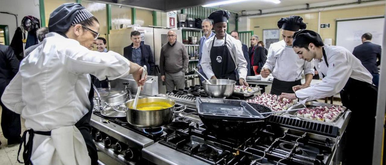 Educación posibilita cursos específicos a petición de las empresas en centros de FP