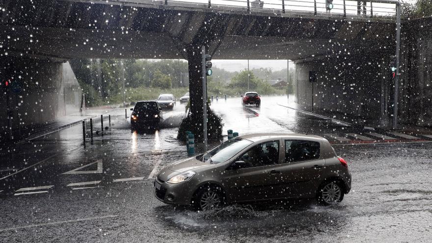 Más de 2.300 rayos y un vuelo Santiago-Vigo desviado en otra jornada de tormentas en Galicia