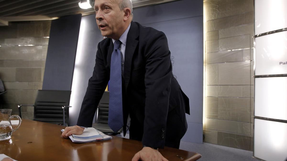 Jose Ignacio Wert, ministro de Educacion, durante la rueda de prensa ofrecida después del Consejo de Ministros, junto a la vicepresidenta, Soraya Sáenz de Santamaría.