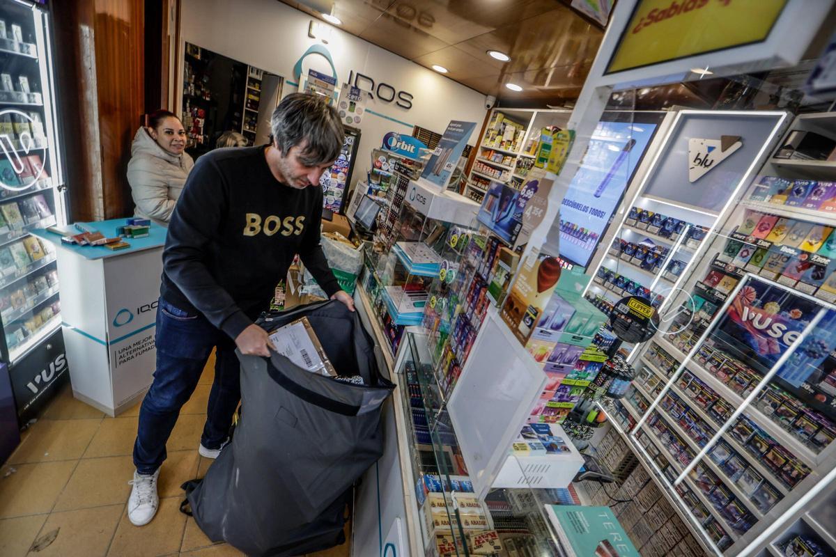 Sergi Garriga, titular del popular L'Estanc de Mistral, recibiendo una remesa de paquetes para entregar en su local.