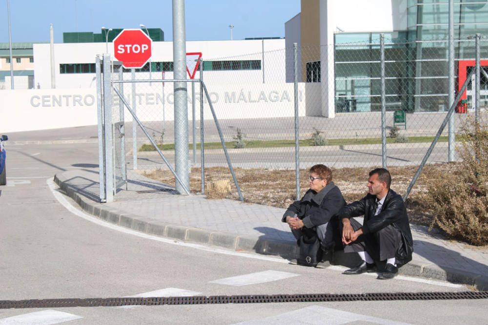 Los familiares de los inmigrantes irregulares internados en el Centro Penitenciario Málaga II, situado en Archidona, se agolpan cada día a las puertas de la prisión