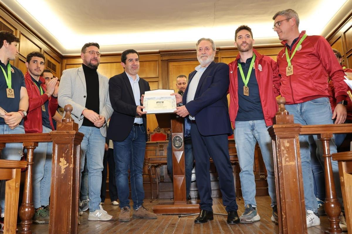 El club recibió una placa conmemorativa