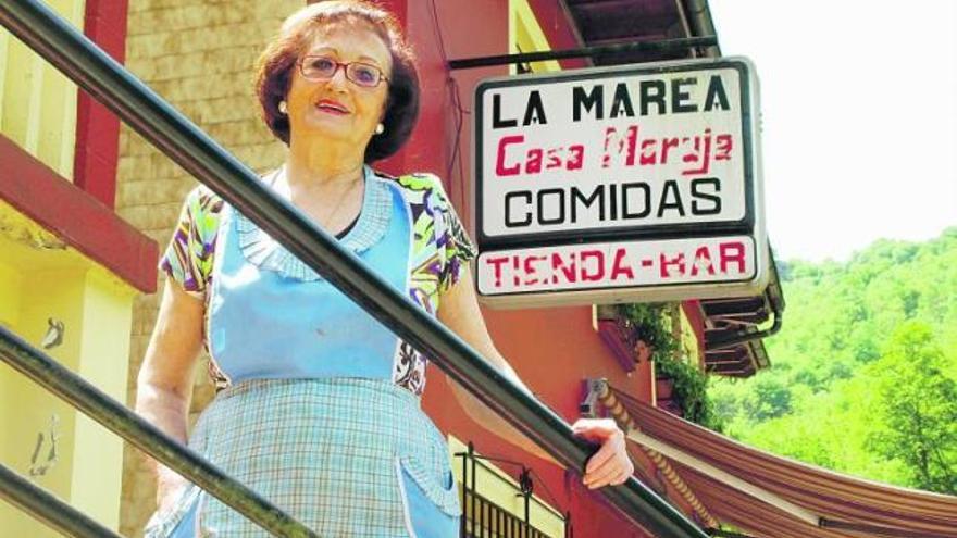 Maruja Ovana Lobeto, en el exterior de la tienda-bar Casa Maruja, en La Marea, en la carretera que va de Infiesto a Campo de Caso. | ana paz paredes