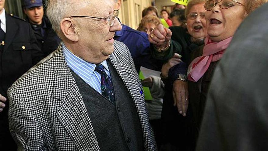 Un grupo de afectados protesta ante el director general a las puertas de la Audiencia.