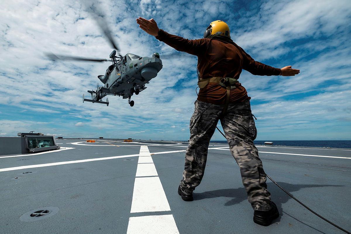 Un helicóptero filipino aterriza en la fragata HMAS Ballarat de la marina australiana.