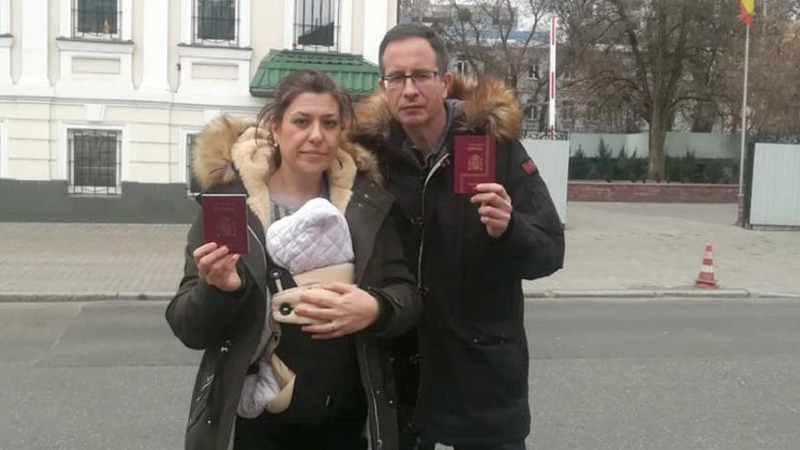Silvia y Javier muestran sus pasaportes españoles.