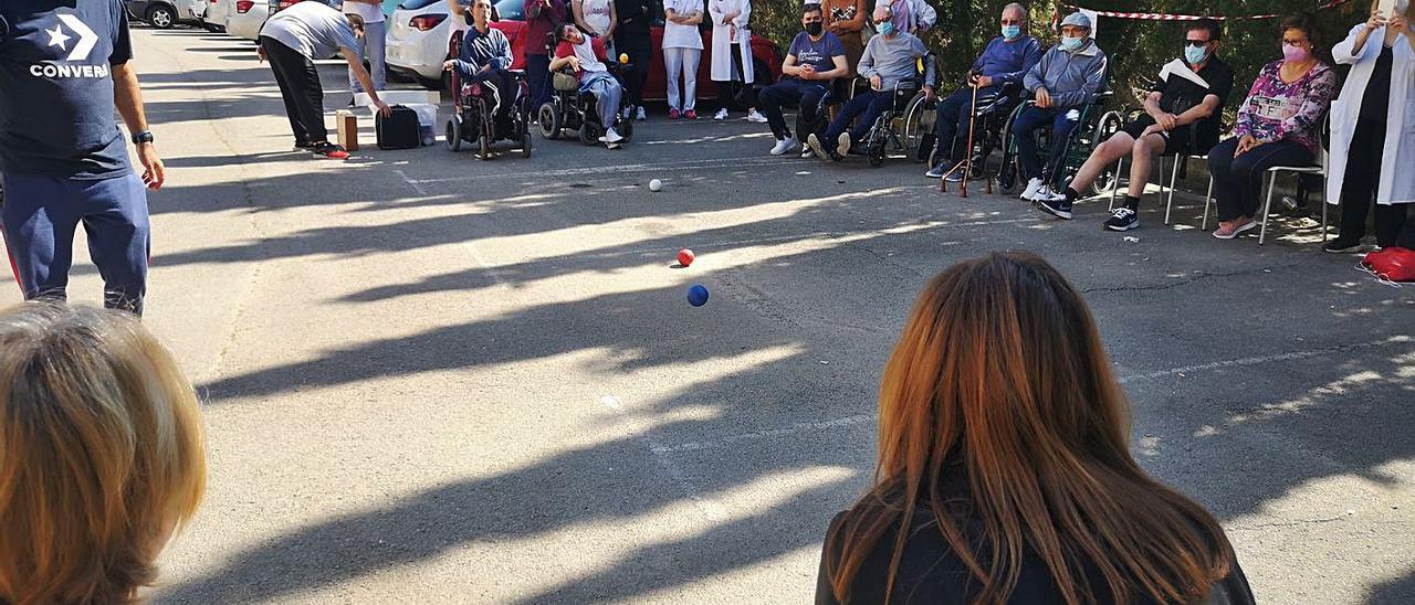 Jornada deportiva adaptada en las instalaciones del Hospital Vithas Aguas Vivas. | LEVANTE-EMV