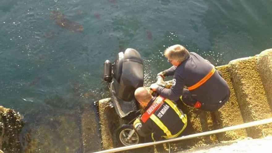 Policía y Protección Civil de Moaña retiran la moto del mar en el muelle de pasajeros. //S.A.