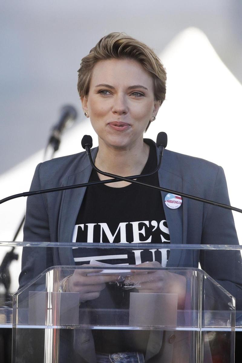 Scarlett Johansson en la marcha contra la violencia sexual en Los Ángeles