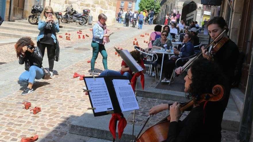 Lidia Miguel y Mario Carpintero en uno de sus conciertos en Balborraz con los zapatos de fondo.