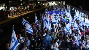 Manifestantes contra la reforma judicial en Israel cortan los trenes en Tel Aviv.