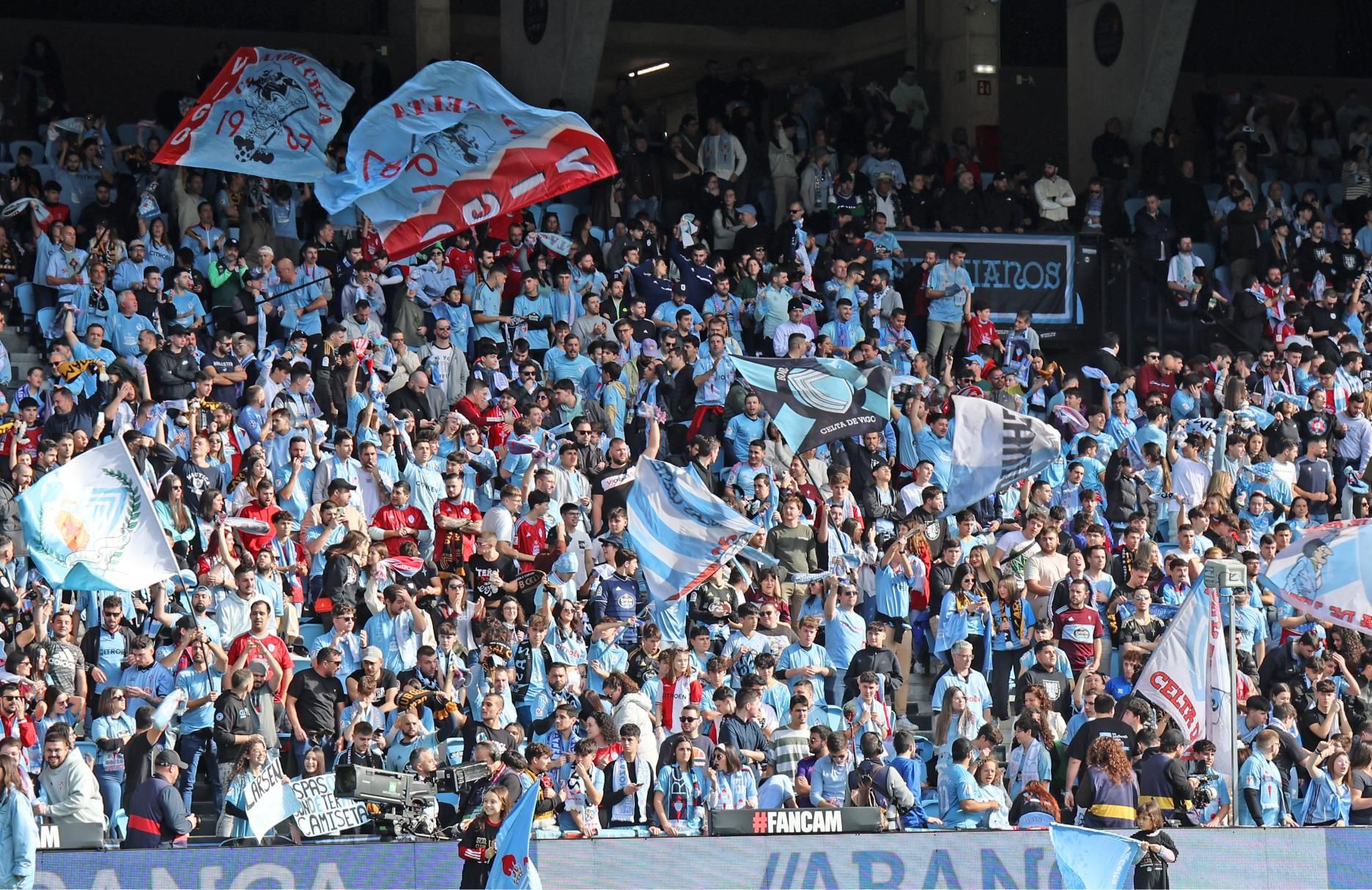 La afición celeste ante el Girona, en imágenes