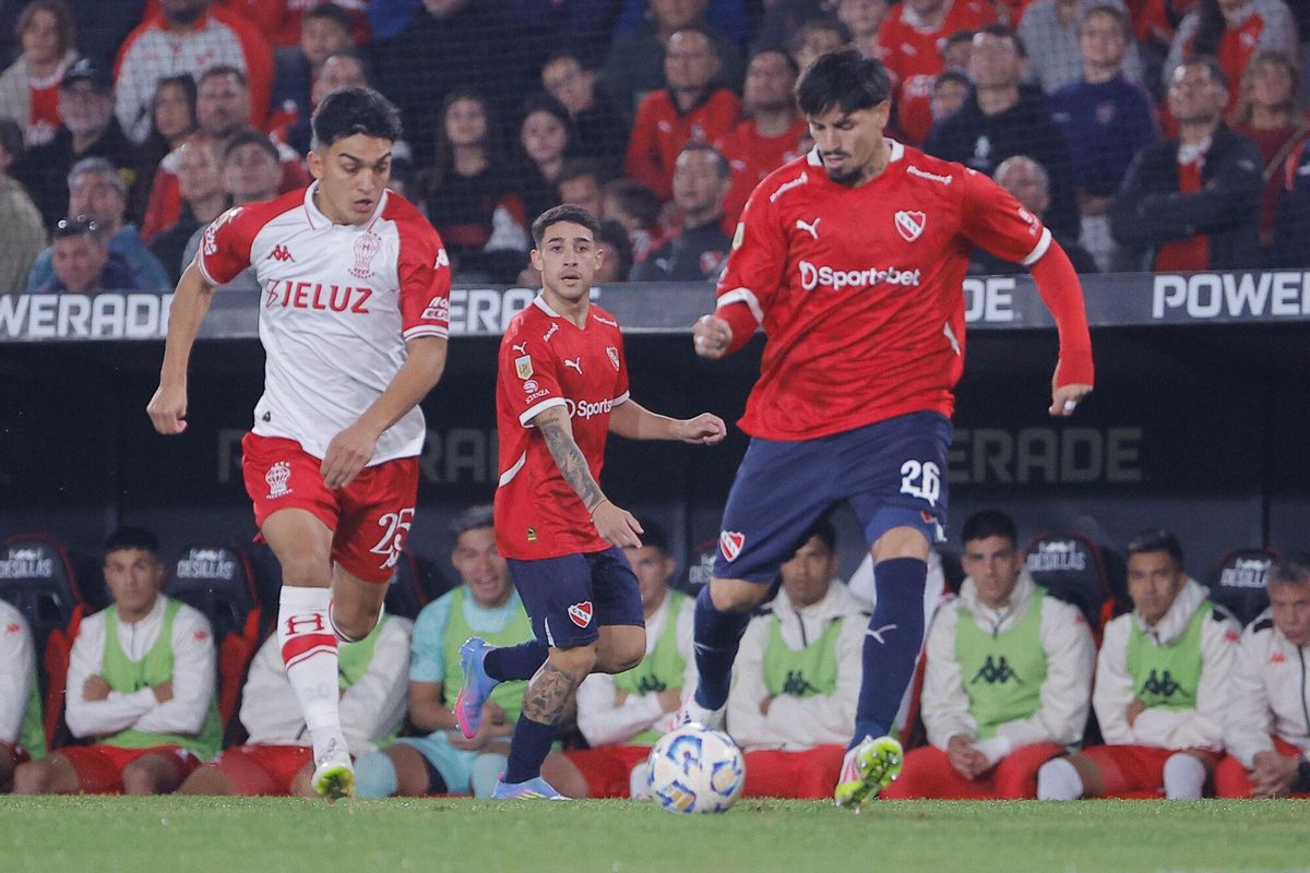Kevin Lomónaco disputa un balón con César Ibáñez durante un partido de la semifinal de la primera fase de la liga argentina entre Club Atlético Independiente y Club Atlético Huracán en el estadio Libertadores de América.