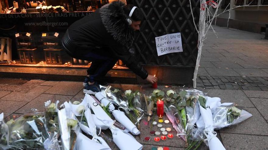 Velas y flores recuerdan a las víctimas del atentado de Estrasburgo.