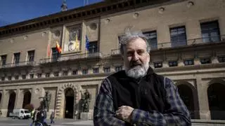 El guardés del Ayuntamiento de Zaragoza que conoce todos sus secretos: "Todo el mundo me conoce. Y por la cuenta que les trae"