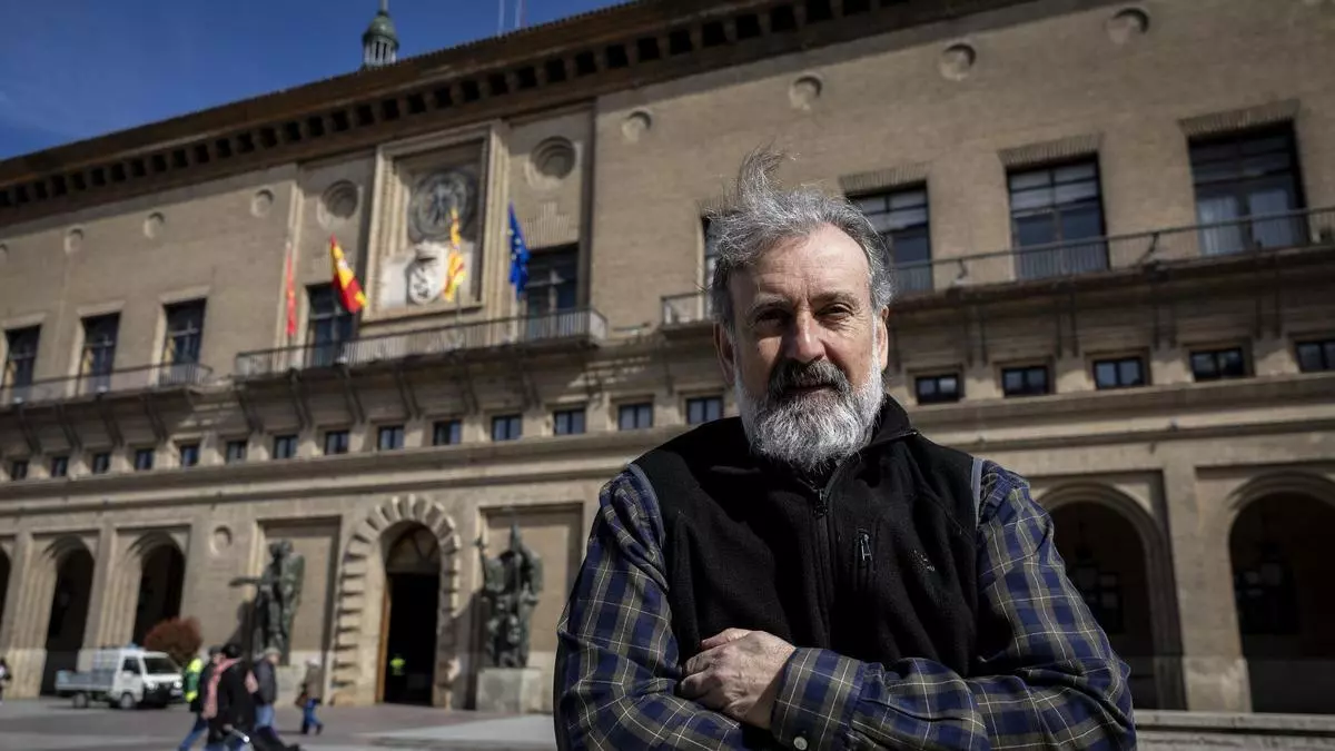 Vicente Latorre, el guardés del Ayuntamiento de Zaragoza que conoce todos sus secretos