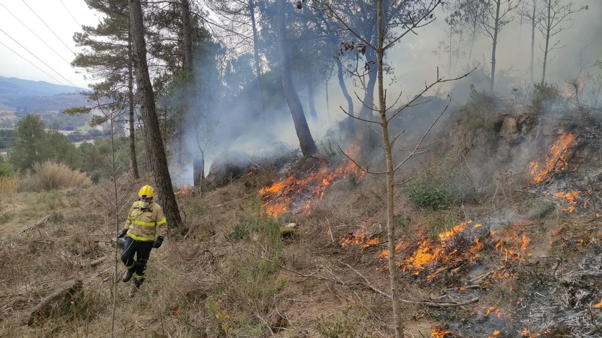 Bomberos trabajan en una quema prescrita en Puig-reig (Berguedà) hace unas semanas.