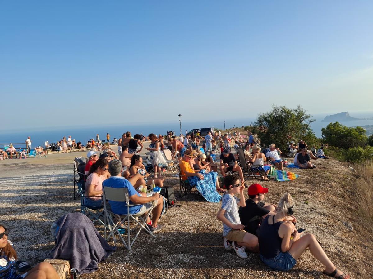 Así se ha vivido el eclipse en la cima del Puig de la Llorença, en Benitatxell (imágenes) Así se ha vivido el eclipse en la cima del Puig de la Llorença, en Benitatxell (imágenes)