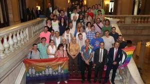 Diversos colectivos, acompañados de representantes de grupos políticos, en el Parlament el día que se aprobó la ley antihomofobia.