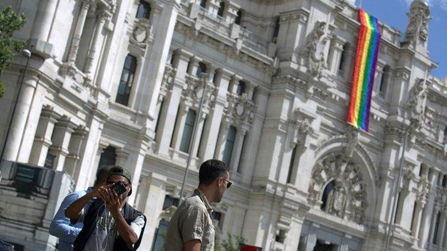 Vox contra Almeida por la bandera LGTBI en Cibeles: &quot;Que cuelgue la española&quot;