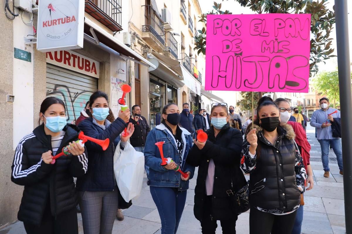 El comercio ambulante protesta ante el Ayuntamiento por el cierre de los mercadillos