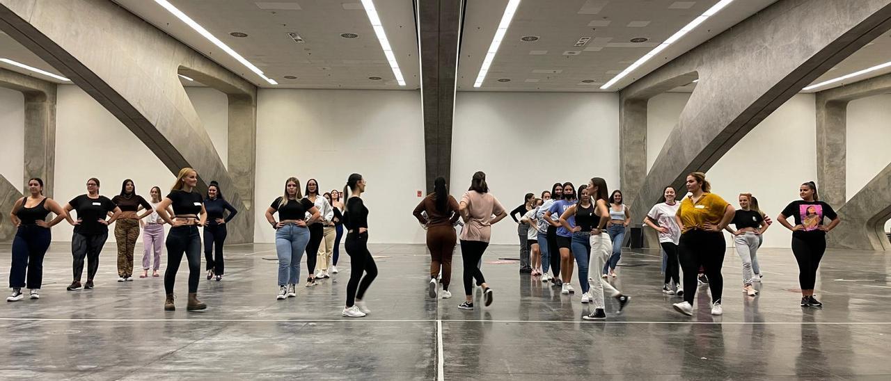 Un momento del ensayo de las 35 candidatas a reina de las Fiestas de Mayo.