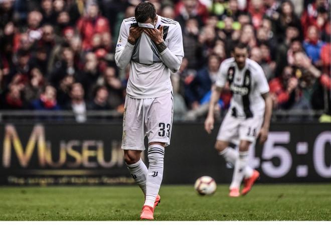 Federico Bernardeschi de la Juventus reacciona al final del partido de la Serie A italiana entre el Genoa y la Juventus en el Estadio Luigi-Ferraris en Génova.