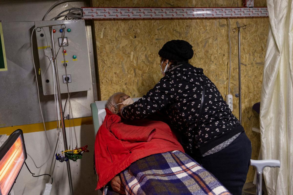 Supervivientes del terremoto descansan en un ferry convertido en un centro de salud improvisado en Iskenderun, provincia de Hatay, Turquía.